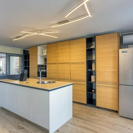 Deluxe With Whirlpool