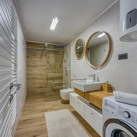 Deluxe With Whirlpool *