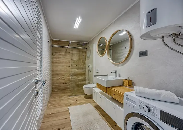 Deluxe With Whirlpool *