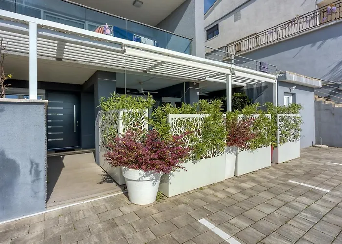 Deluxe With Whirlpool Apartment *