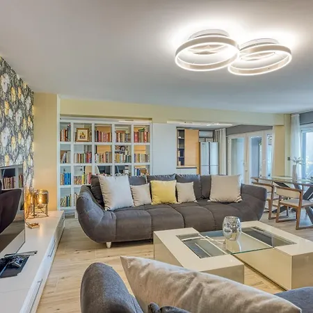Deluxe With Whirlpool Apartment