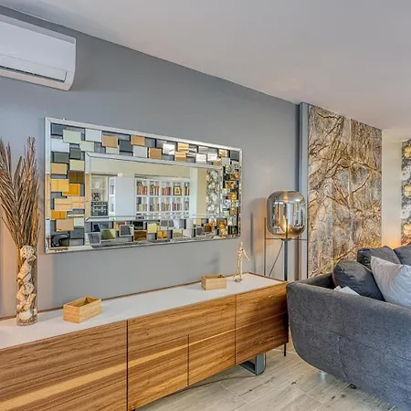 Deluxe With Whirlpool Apartment