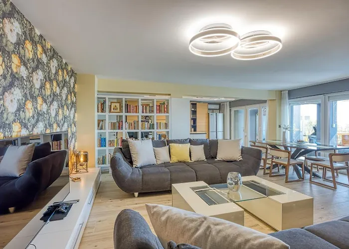 Deluxe With Whirlpool Apartment