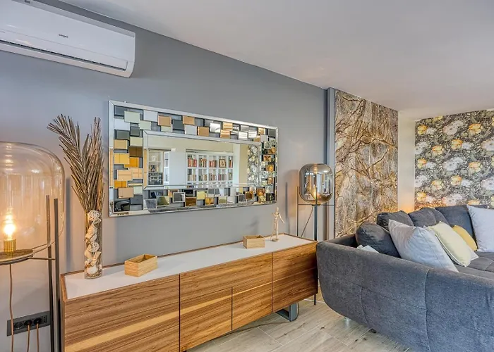 Deluxe With Whirlpool Apartment